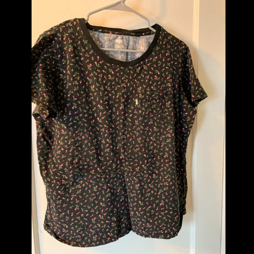 levi’s floral pocket tee 🌹